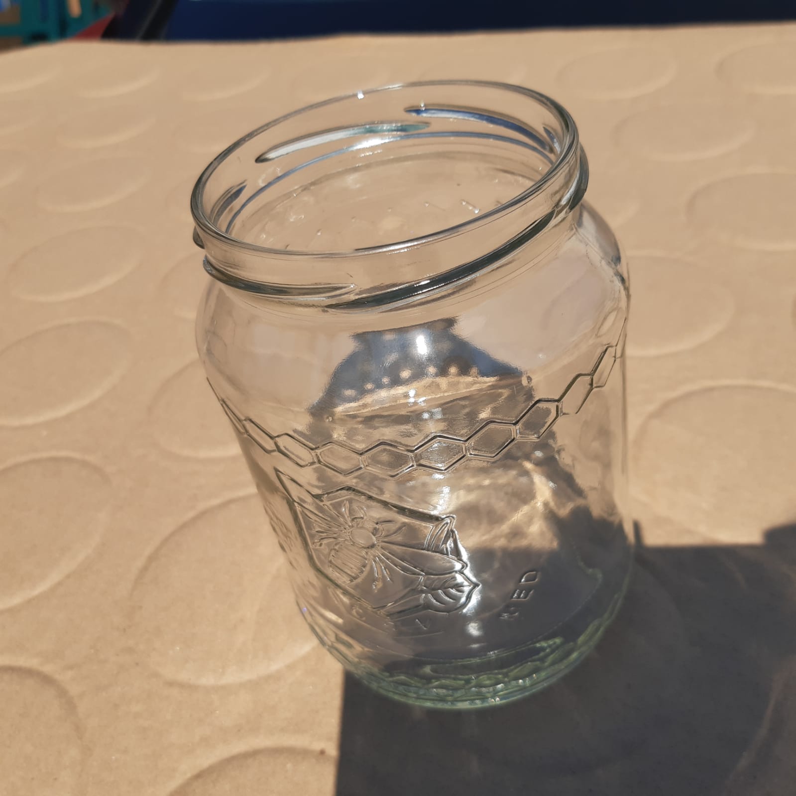 963df53d-5359-4350-8e48-7b7cab9ac1cf.jpg Sklenice včela 770ml - Obrázek 1