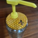 Dávkovač medu na sklenici